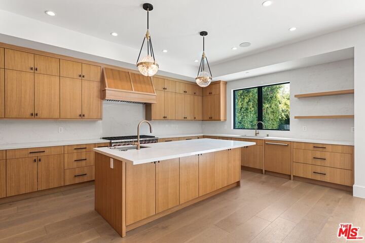 Property Photo: 5347 Amigo Ave CA 91356