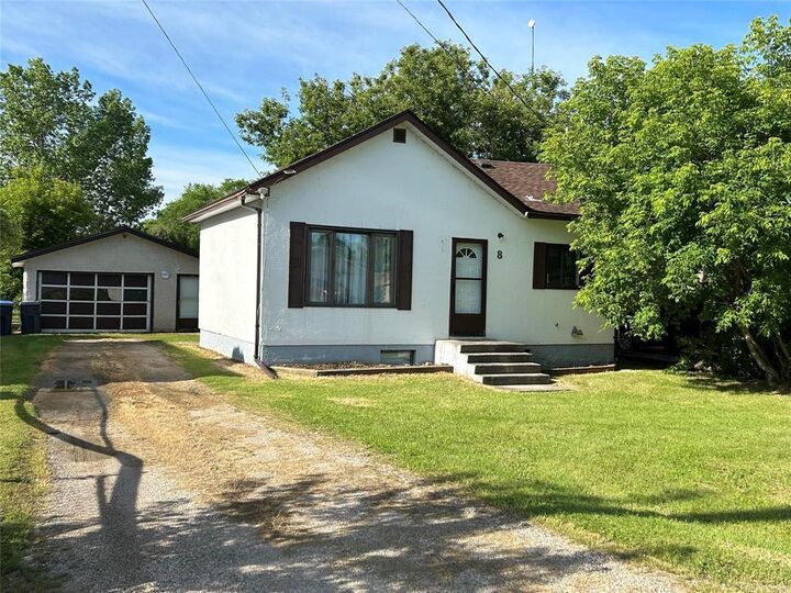 Property Photo:  8 Betty Street  MB R0E 1M0 