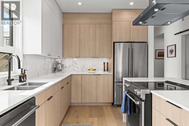 Property Photo:  640 Wardlaw Avenue 303  BC V1Y 5B7 