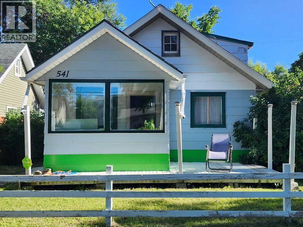 Property Photo:  541 2 Avenue West  AB T0J 0Y3 