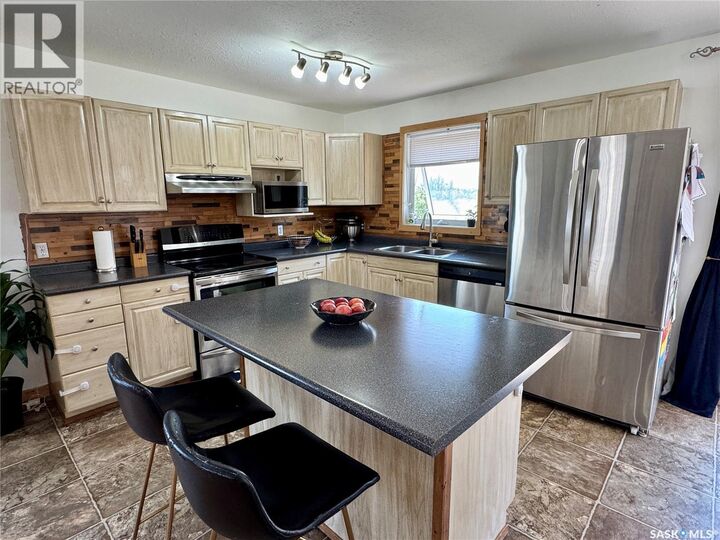 Property Photo: 908 Thompson Crescent SK S0J 1L0