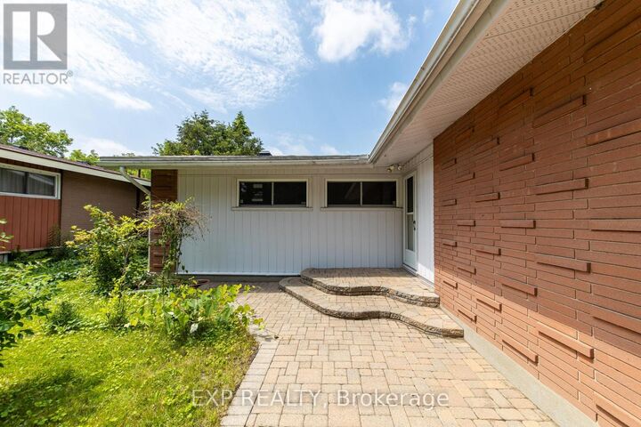 Property Photo: 2097 Kingsley Road ON K2C 2X6