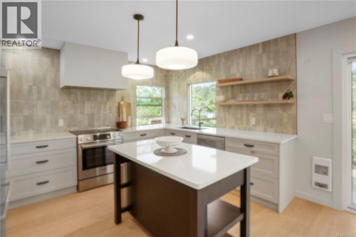 Property Photo: 1071 Hyacinth Avenue BC V8Z 2S7