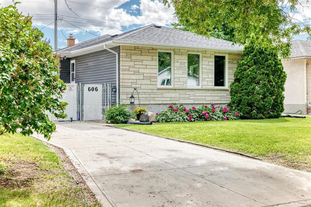 Property Photo:  606 Ian Place  MB R2G 0K6 