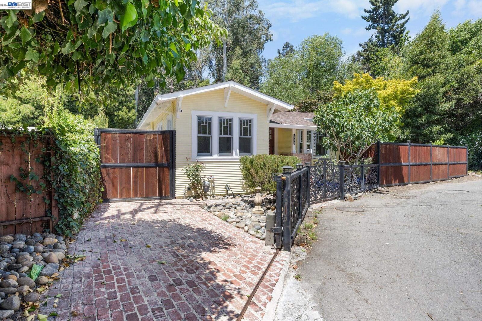 Property Photo: 2521 Pleasant St CA 94602