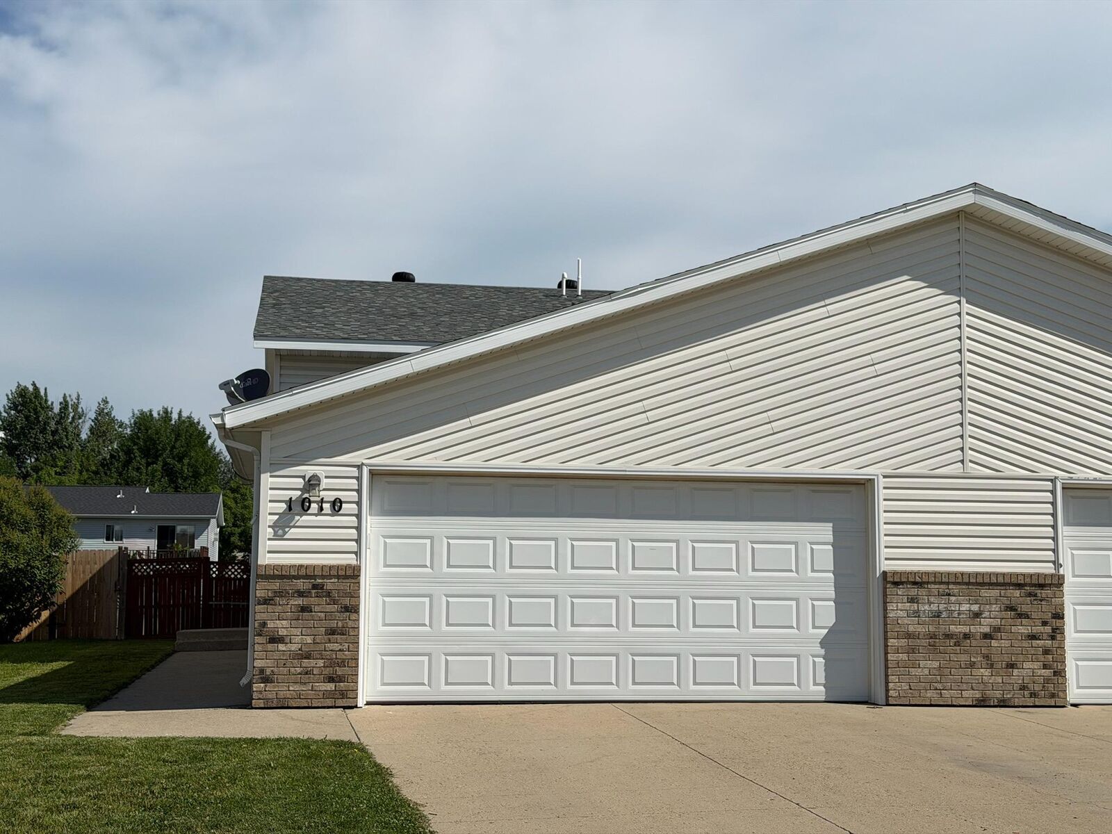 Property Photo: 1010 Oak Place ND 58078