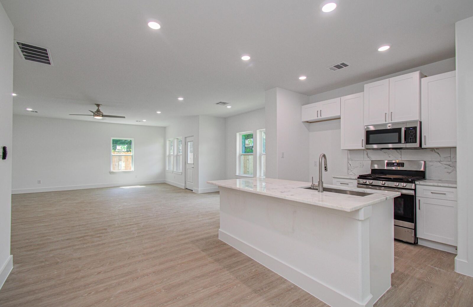 Property Photo: 5011 Yellowstone Boulevard TX 77021