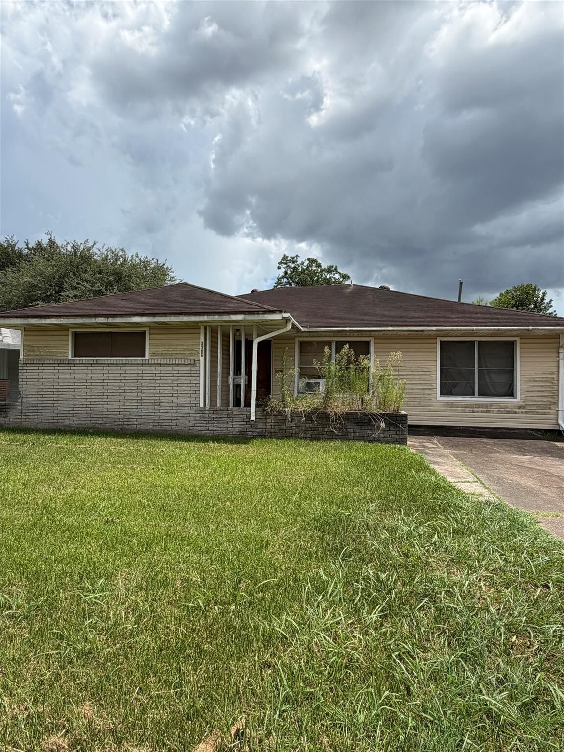 Property Photo: 3306 Cedarcrest Drive TX 77503