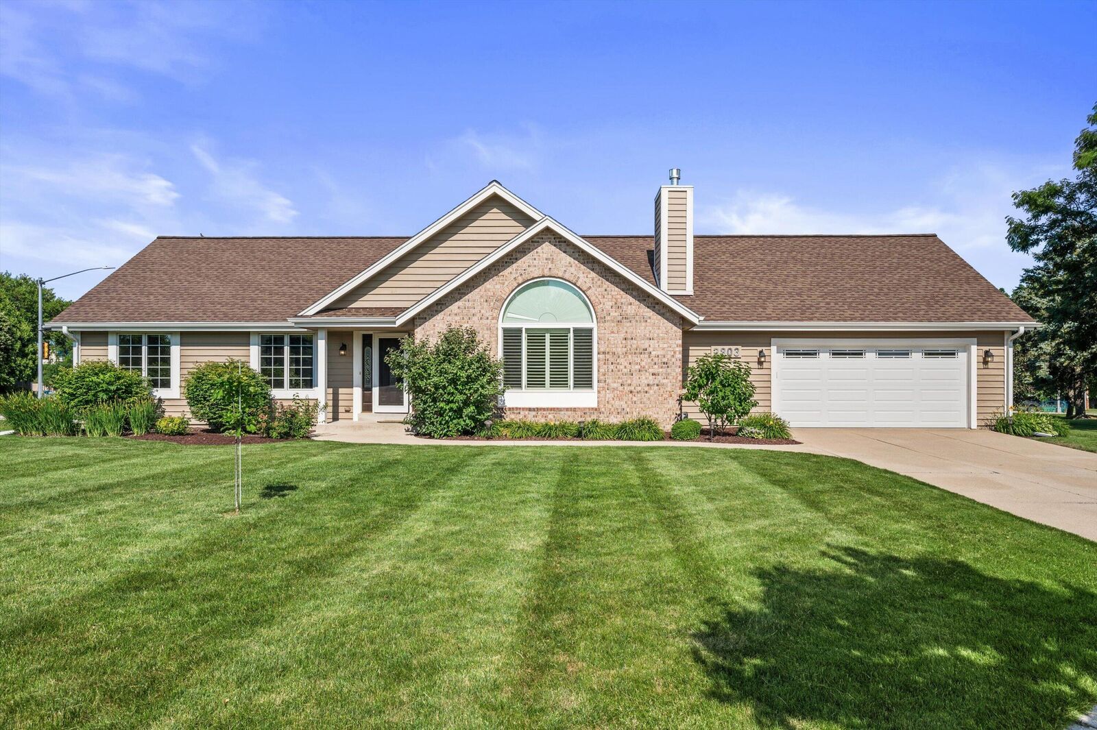 Property Photo: 2803 Ridgeline Cir WI 53188