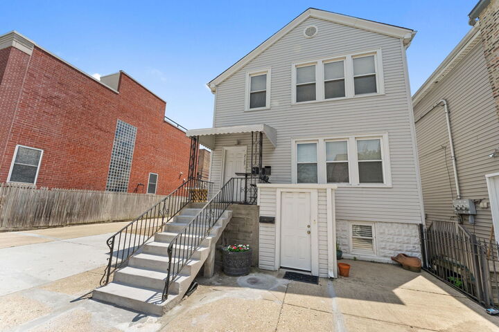 Property Photo:  2123-25 W Race Avenue  IL 60612 