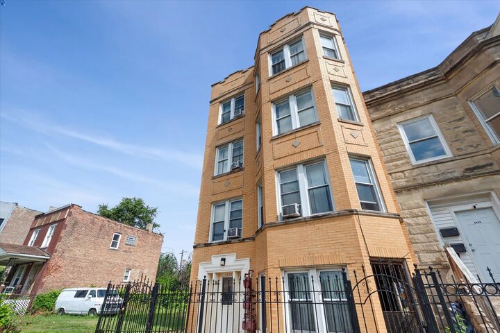 Property Photo: 4430 W Congress Parkway IL 60624