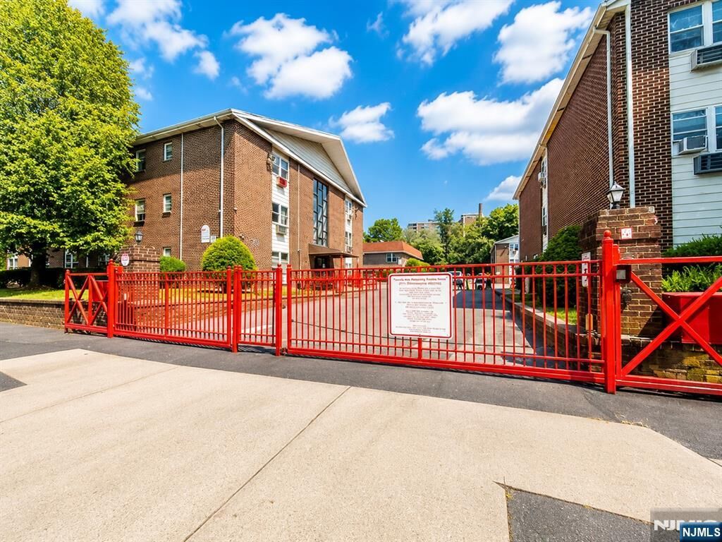Property Photo:  40-70 Watchung Avenue 60-7  NJ 07109 