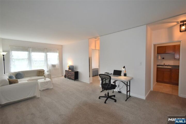 Property Photo:  5 Roosevelt Place 5C  NJ 07042 