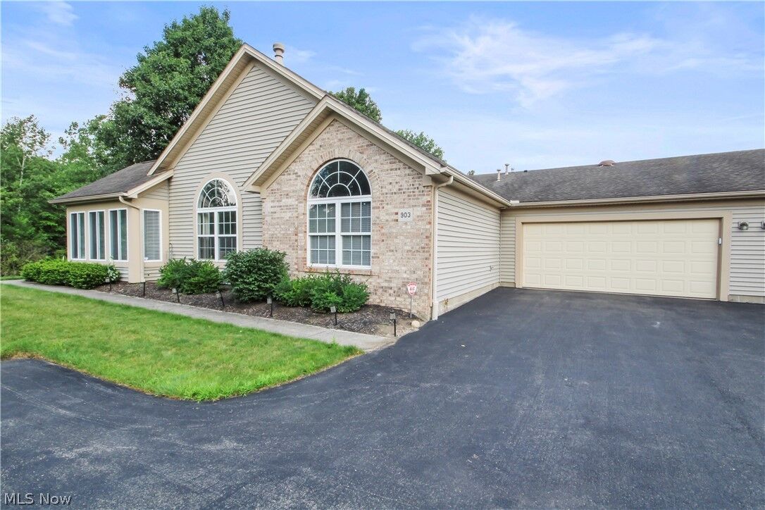 Property Photo:  903 NE Willow Brook Drive NE  OH 44483 