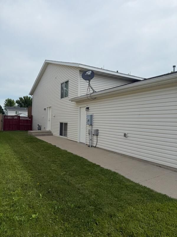 Property Photo: 1010 Oak Place ND 58078