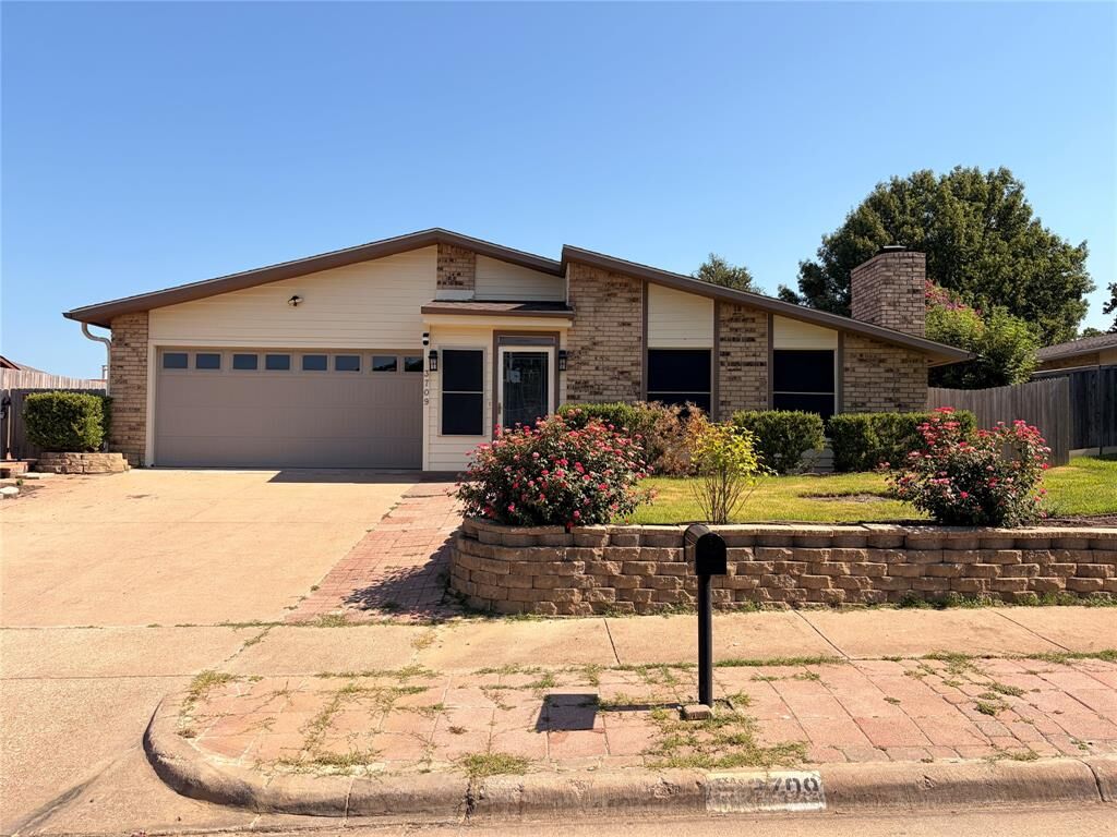 Property Photo: 3709 Pinewood Street TX 76021