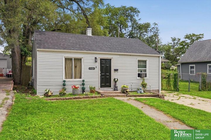 Property Photo: 5321 N 33rd Avenue NE 68111