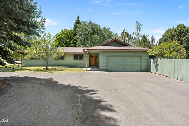 Property Photo: 22010 Stormy Lane OR 97701
