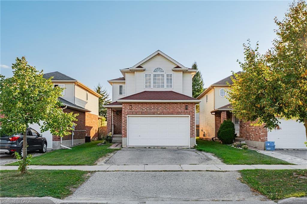Property Photo:  81 Eastforest Trail  ON N2N 3M3 