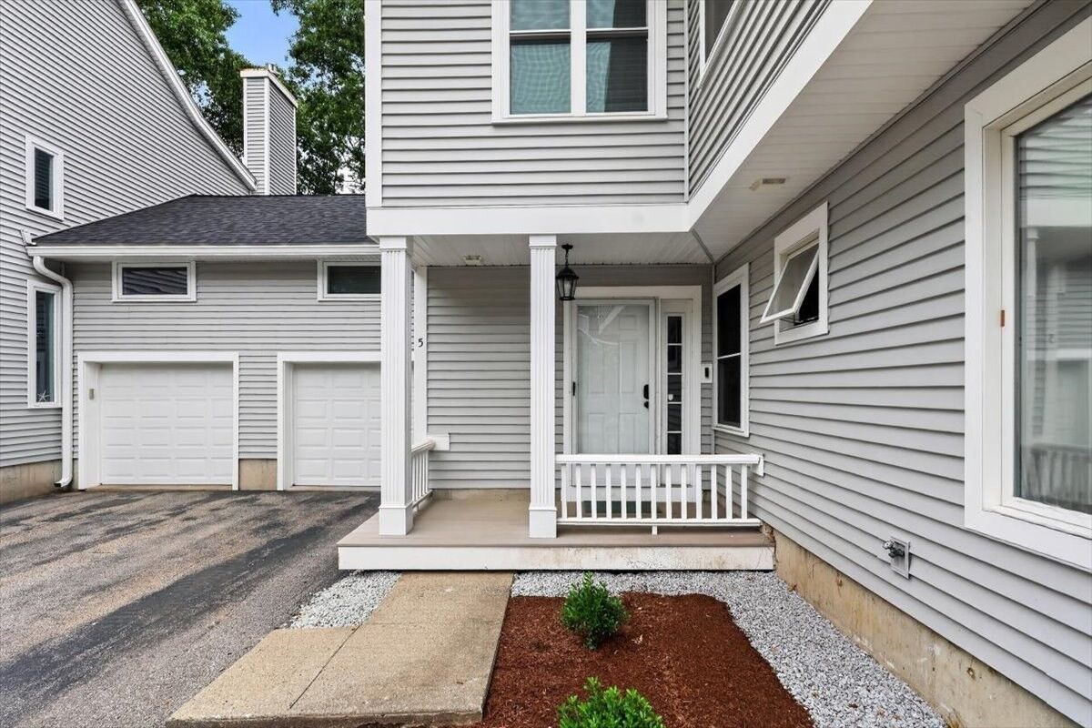 Property Photo:  5 Blueberry Ct 5  MA 02370 
