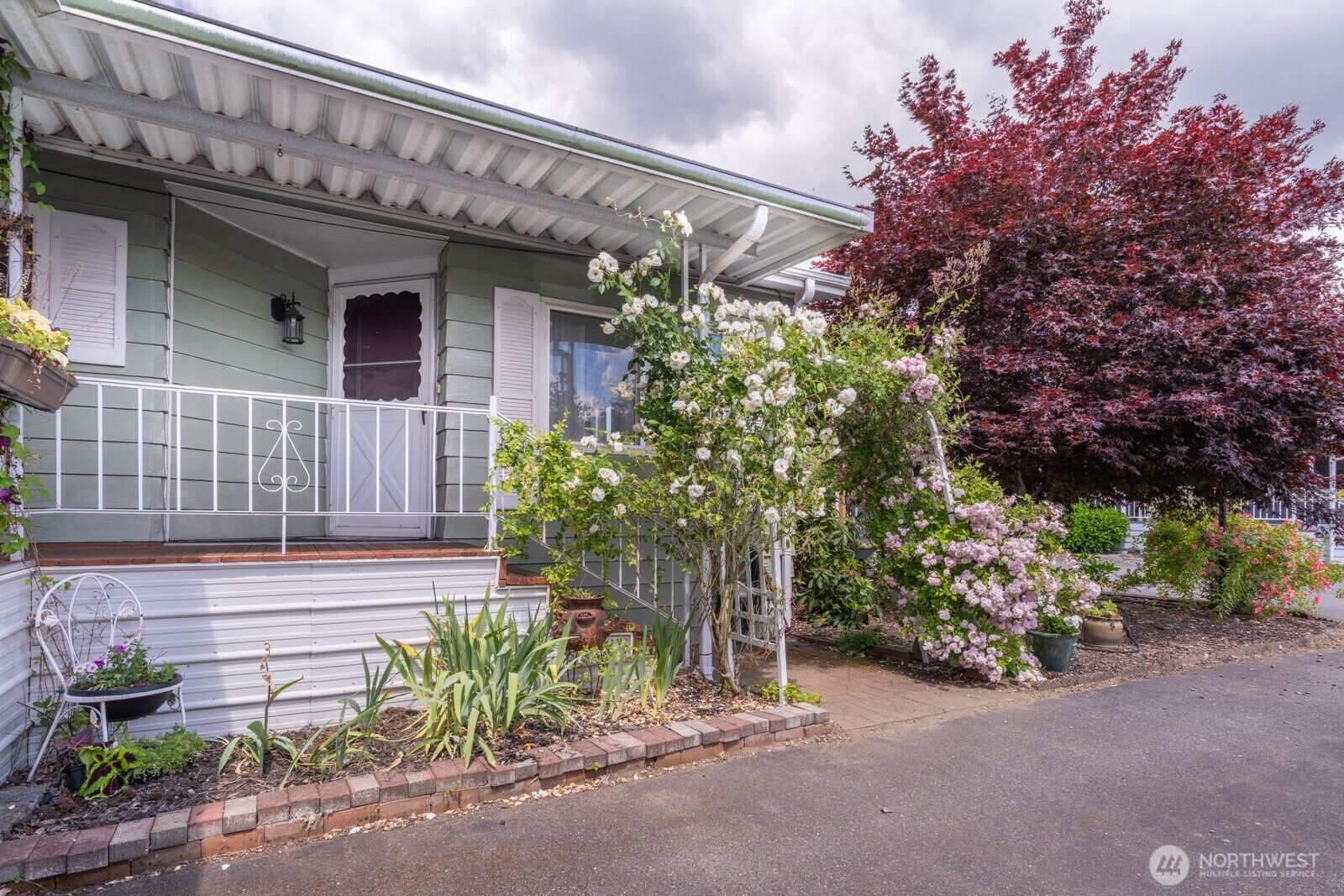 Property Photo:  1121  244th Street SW 19  WA 98021 