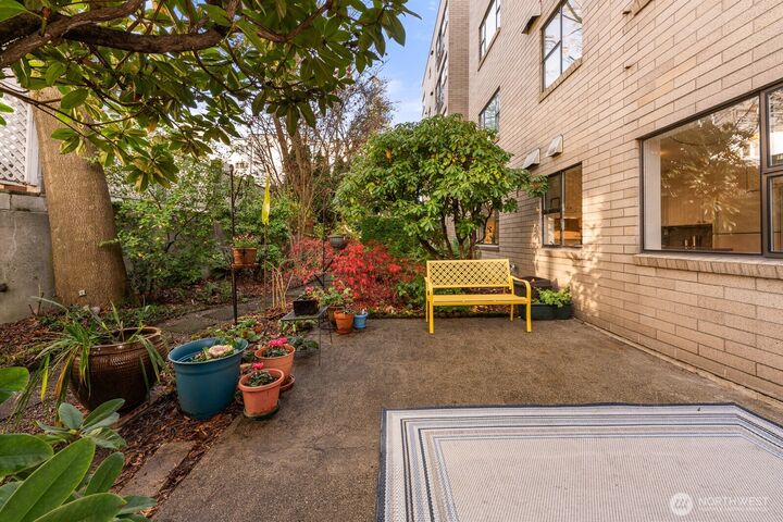 Property Photo: 912 3rd Avenue W 101 WA 98119