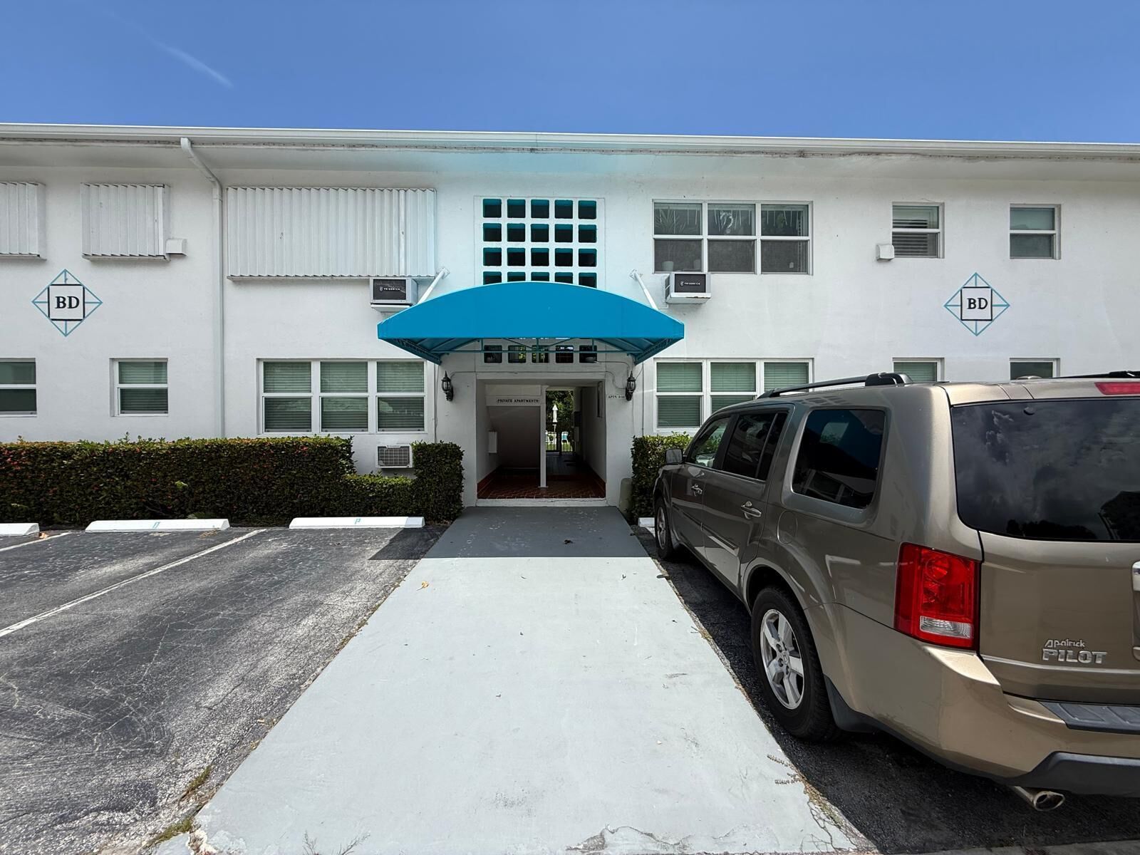 Property Photo: 700 Antioch Avenue 9 FL 33304