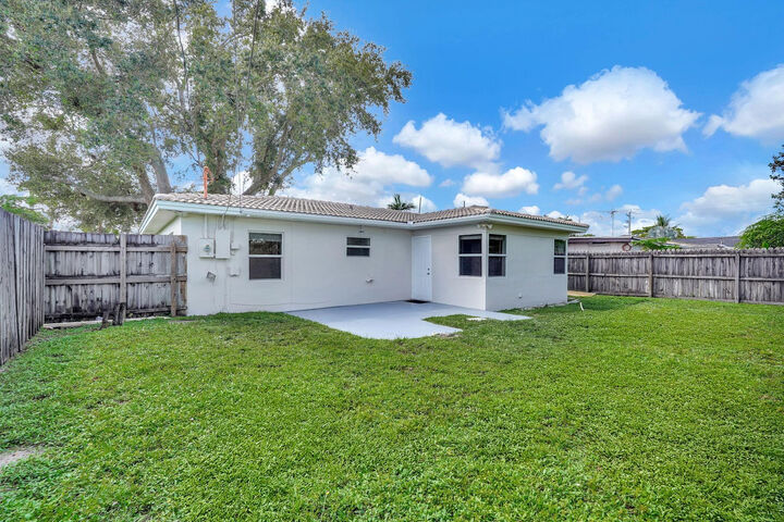 Property Photo: 261 NE 45th Street FL 33334