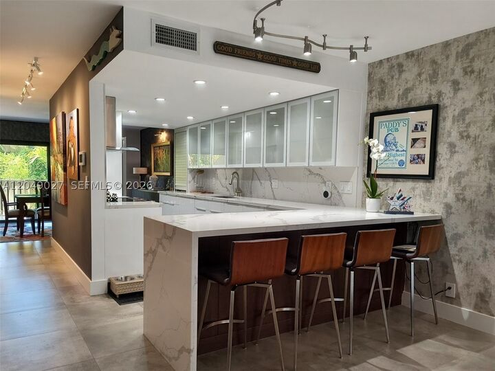 Property Photo:  6047 Bayview Dr  FL 33308 