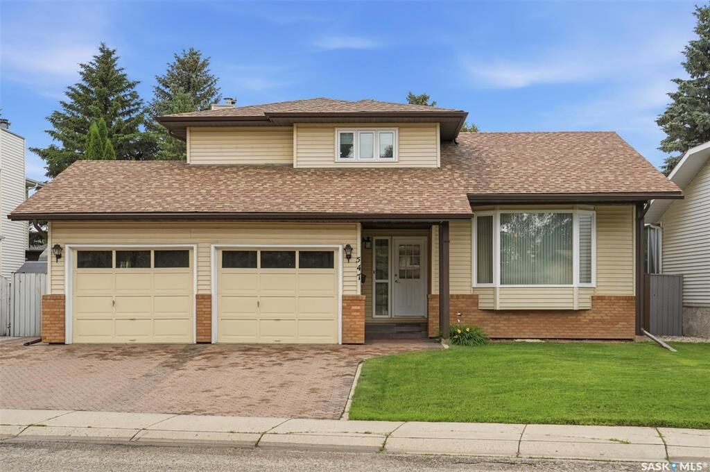 Property Photo:  547 Whitewood Crescent  SK S7J 4L4 