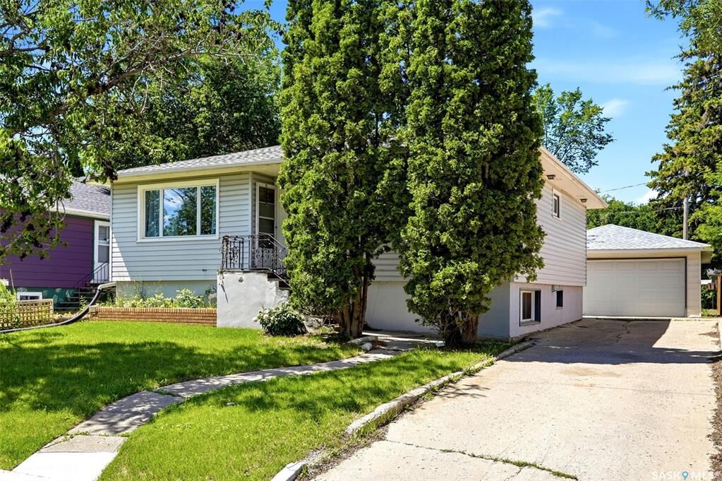Property Photo: 2426 Harvey Street SK S4N 2N4