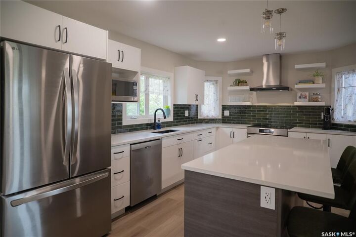 Property Photo:  4052 Taylor Street E  SK S7H 5J5 
