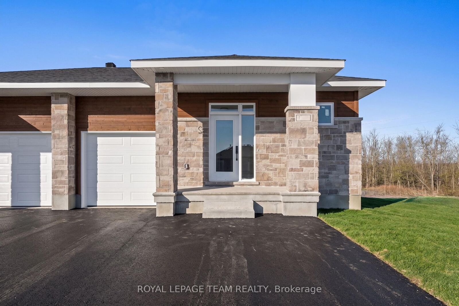 Property Photo: 1132 Moore Street 2 ON K6V 0H2