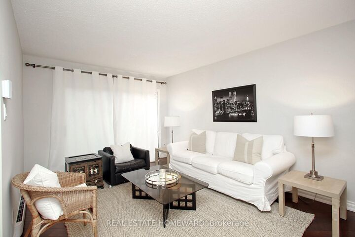 Photo de la propriété: 50 Battenberg Avenue ON M4L 1J8