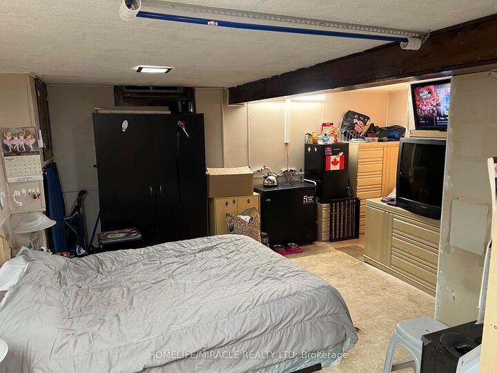 Property Photo: 5 Glencairn Square ON L6S 2H7