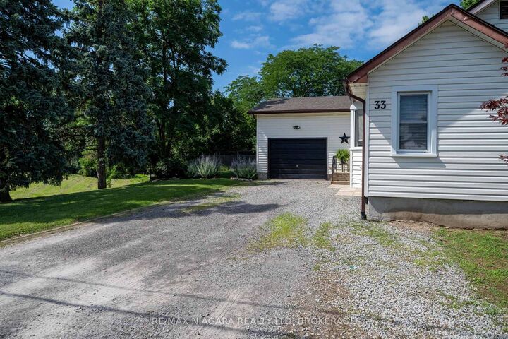 Property Photo:  33 Bloomfield Avenue  ON L2P 1X2 