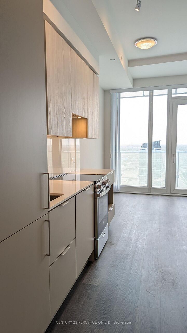 Property Photo:  3900 Confederation Parkway 3008  ON L5B 0M3 