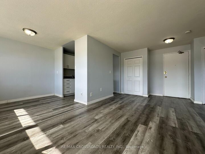 Property Photo:  363 Lakeshore Road E 102  ON L5G 1H7 
