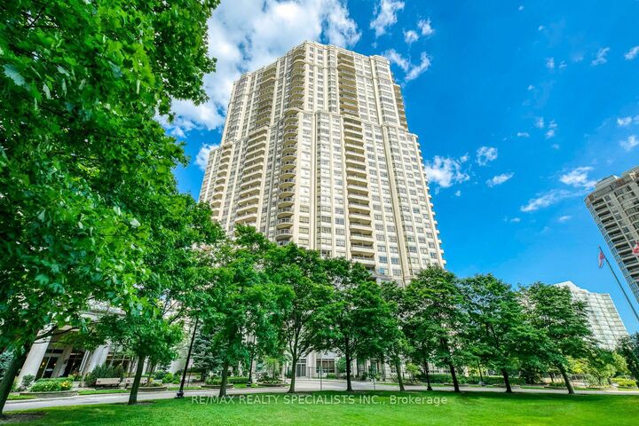 Property Photo:  25 Kingsbridge Garden Circle W 924  ON L5R 4B1 