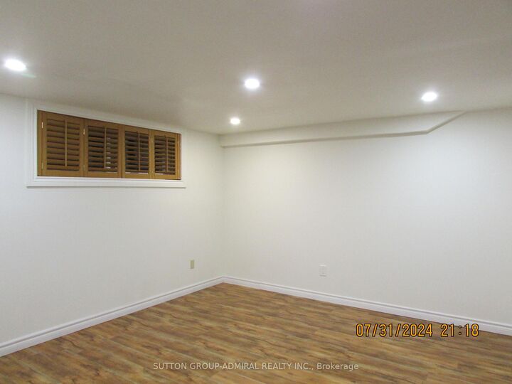 Photo de la propriété:  62 Leisure Lane Bsmt  ON L4C 4X1 