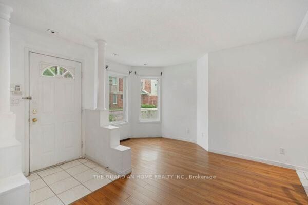 Photo de la propriété: 28 Rosebank Drive 705 ON M1B 5Z1