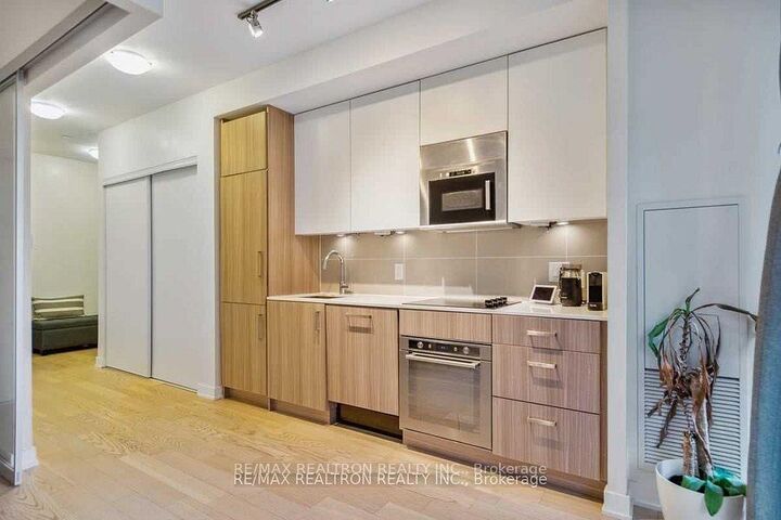 Property Photo:  17 Dundonald Street 306  ON M4Y 1K3 