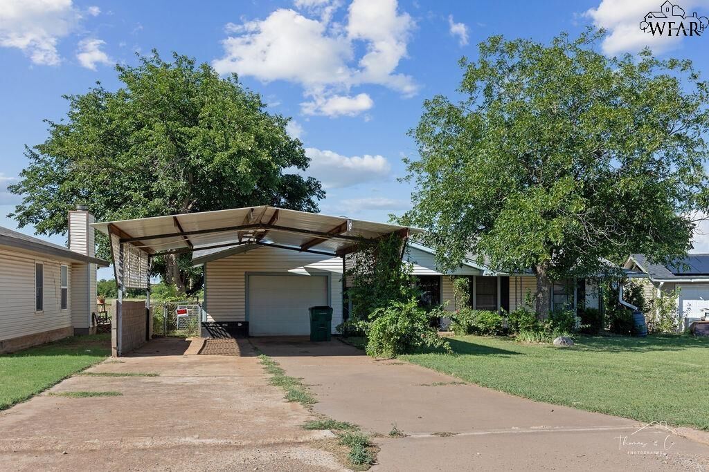 Property Photo:  415 E Ida Avenue  TX 76360 