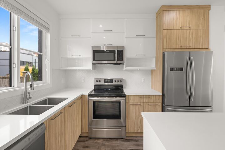 Property Photo: 3423 Roxton Avenue 102 BC V3B 0G7