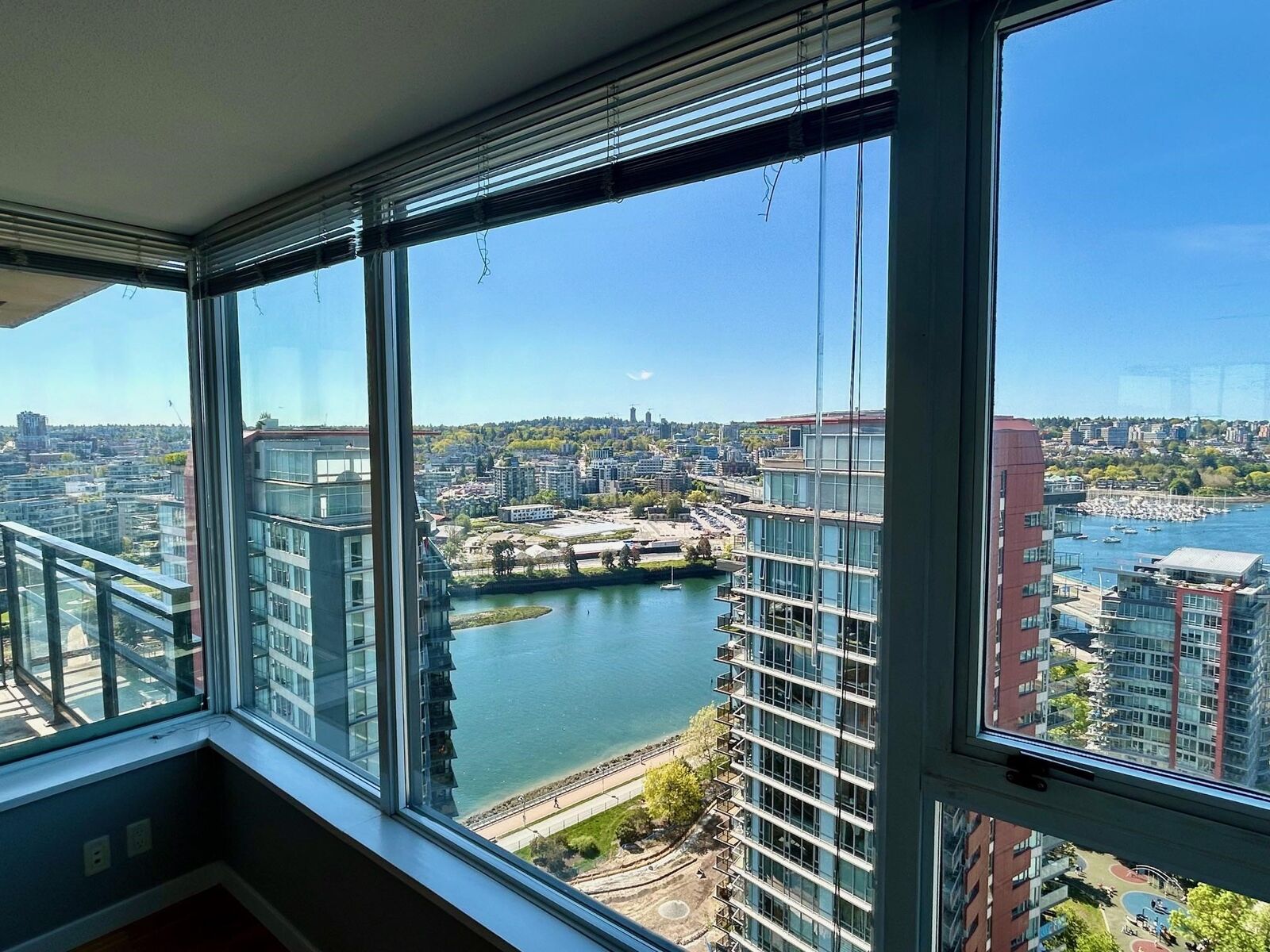 Property Photo: 33 Smithe Street 3005 BC V6B 0B5