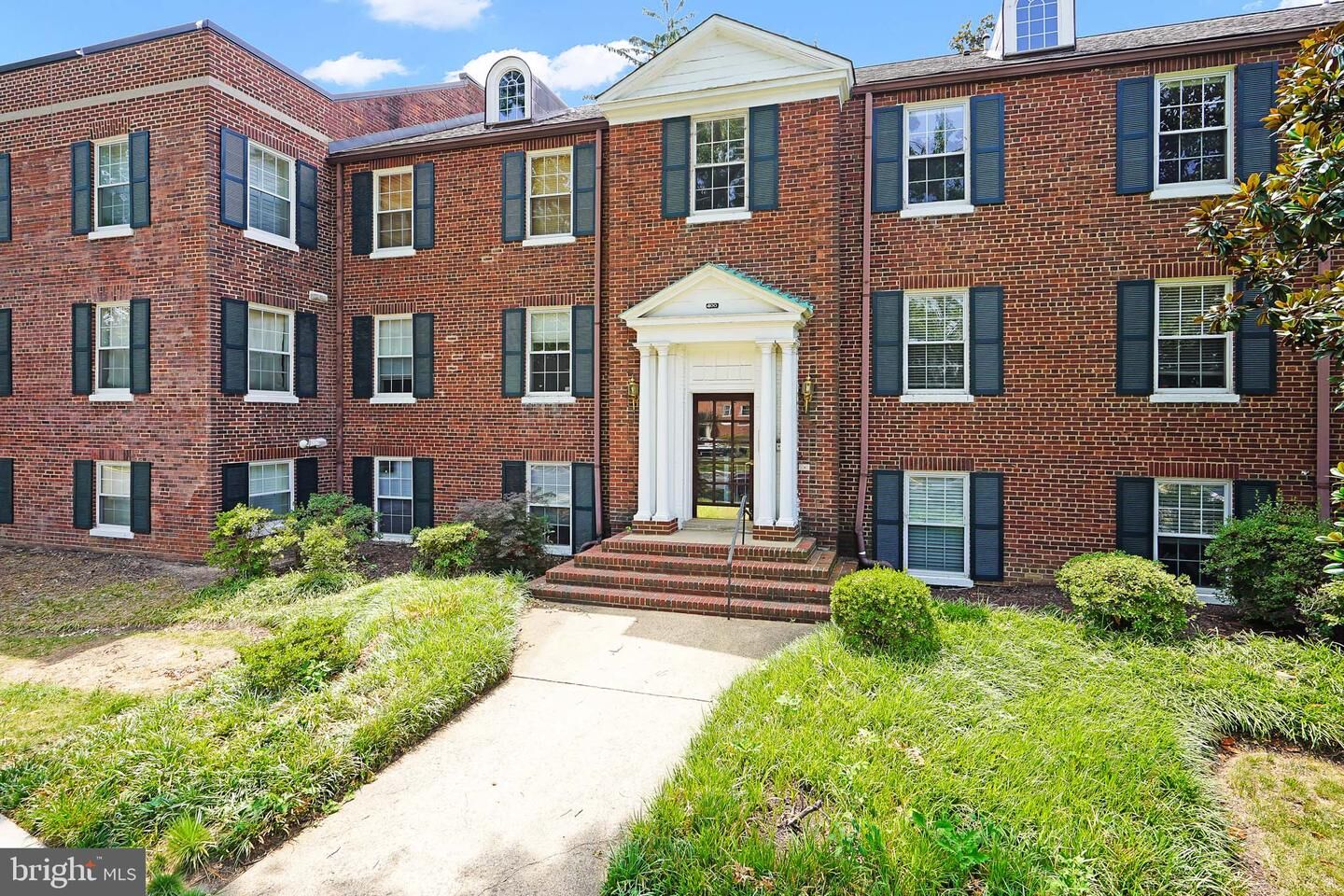 Property Photo: 400 Commonwealth Avenue 304 VA 22301