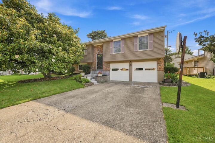 Property Photo: 904 Beechmeadow Lane OH 45238