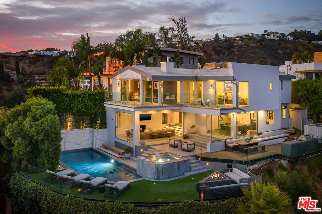 Property Photo:  1500 Viewsite Ter  CA 90069 
