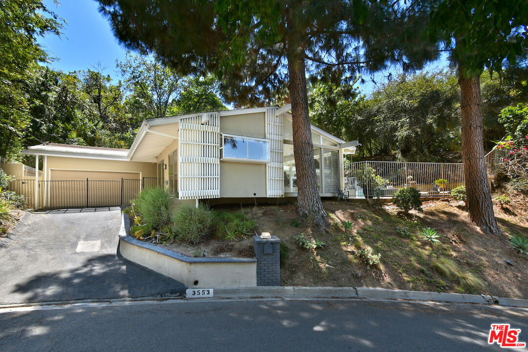 Property Photo:  3553 Summerfield Dr  CA 91423 