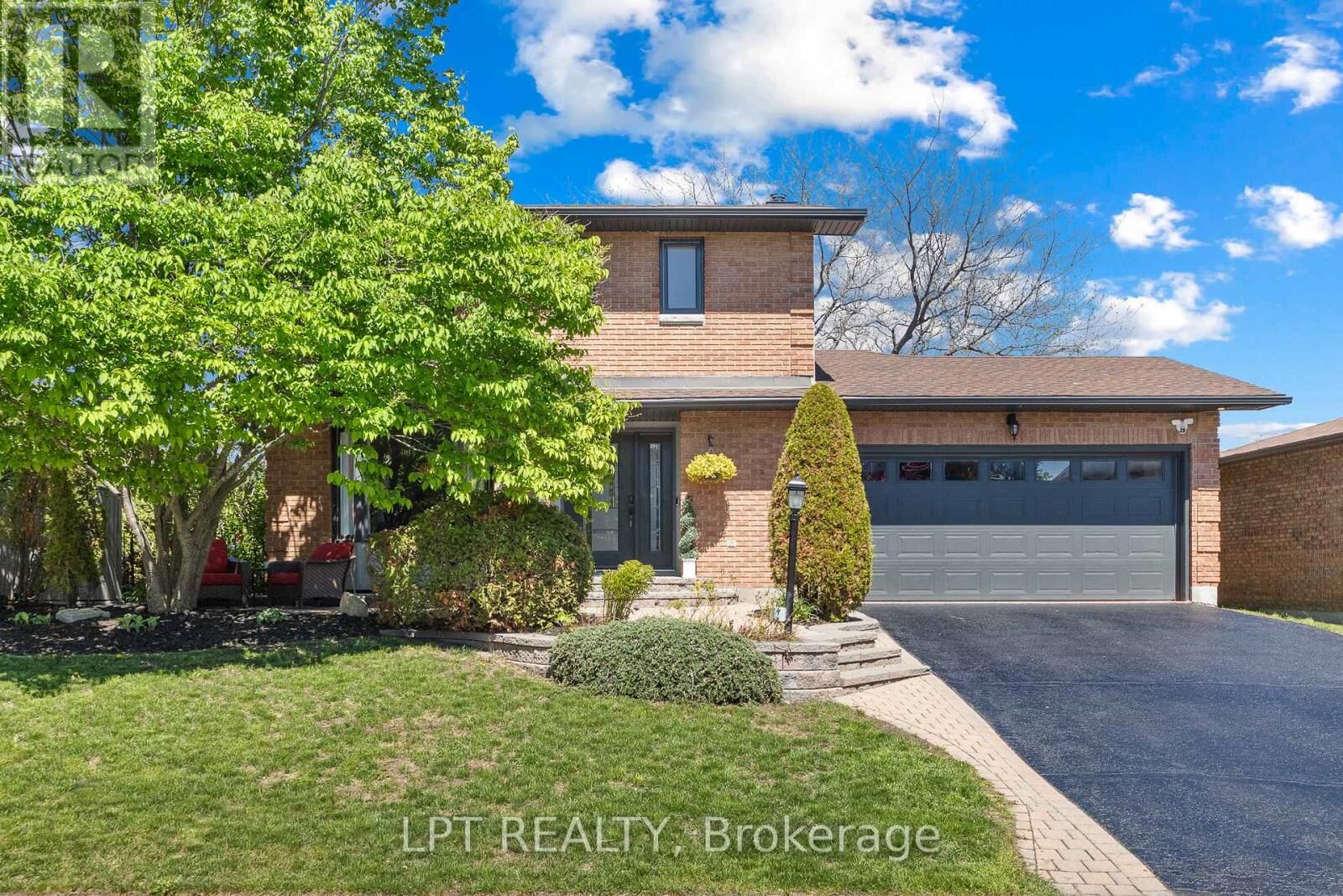 Property Photo:  11 Elderwood Trail  ON K2S 1C9 